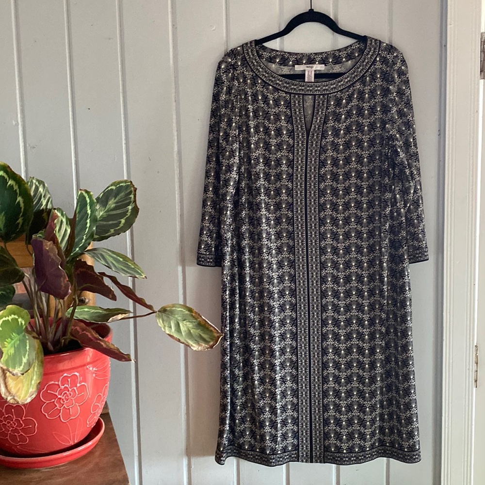 3/4 sleeves black and cream colored dress